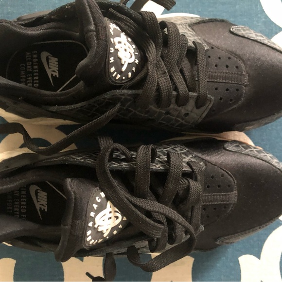 Wmns Air Huarache Run Premium 'Black Snakeskin' - Picture 4 of 4